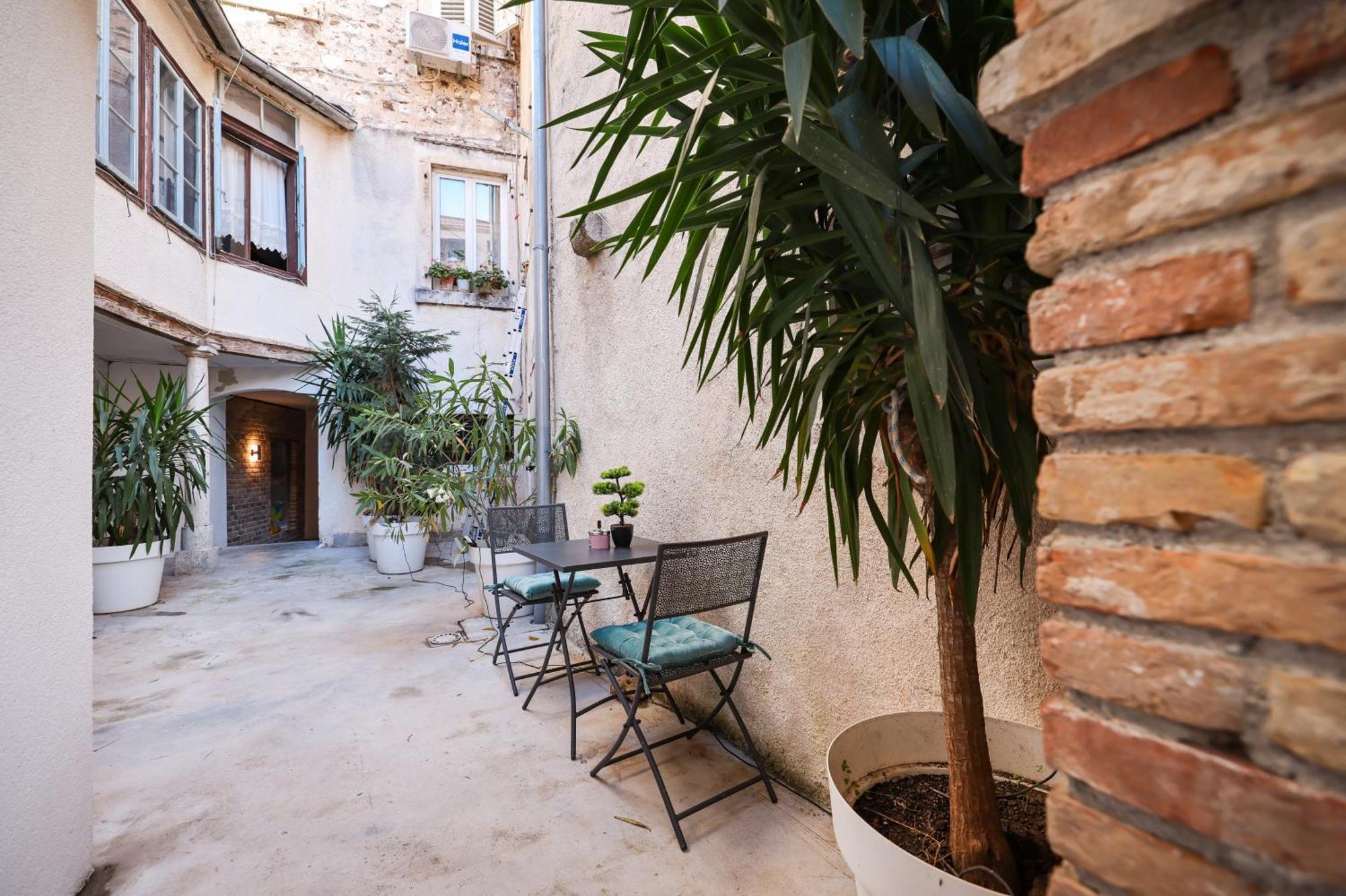 Hidden In The Center Apartma